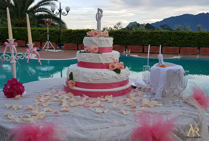 torta con sposi bordo piscina villa al rifugio salerno